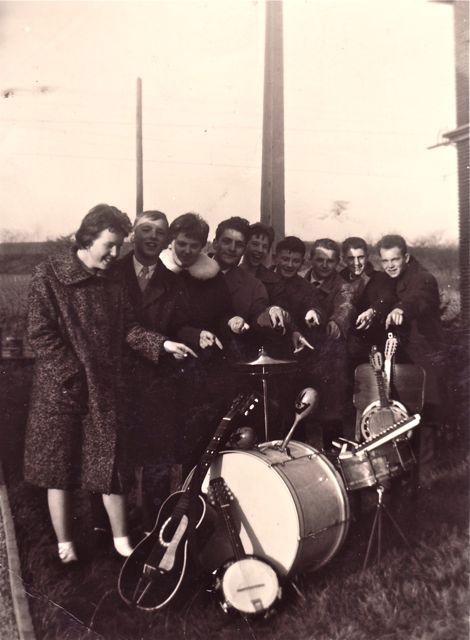 De club van musical collectors items nog eens bijeen. En meteen duidelijk wie welk instrument had gepikt op de voorbije festivals.